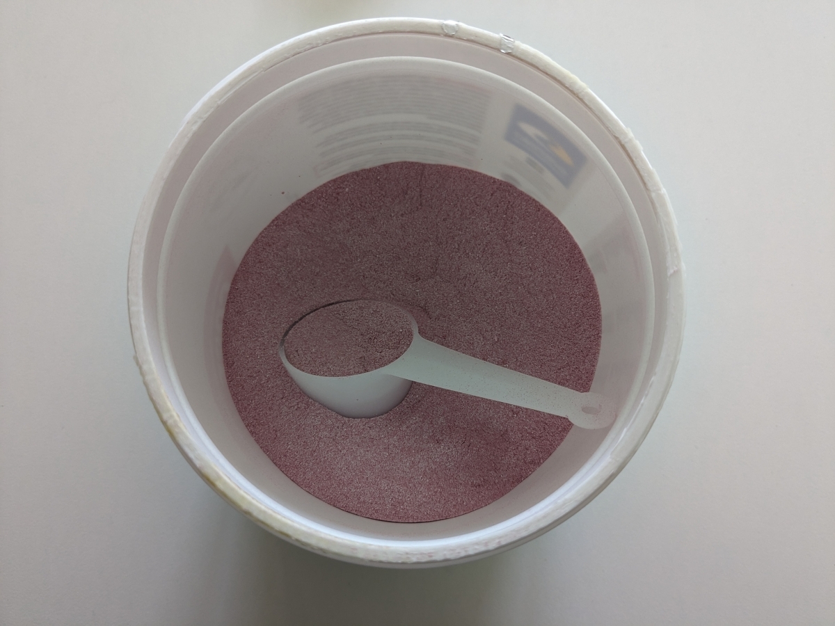 Core Performance BCAA-rikt PWO-pulver i burk med skopa, foto taget av oss under testet